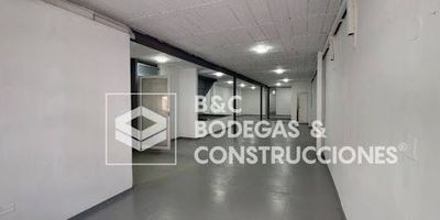 Se arrienda bodega ubicada en segundo piso, con un área aproximada de 170m, ideal para almacenamiento, comercio, taller liviano u operación logística. La bodega cuenta con energía monofásica lo cual simplifica el servicio eléctrico, lo que la hace muy adecuada para usos que no requieren grandes cargas industriales. La ubicación es muy buena se encuentra en una zona con alta accesibilidad, cercana a rutas de transporte público buses, lo que facilita tanto el ingreso de personal como la logística de distribución. Características destacadas