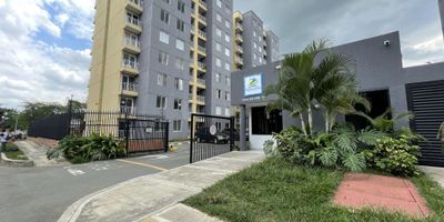 Gespron   alquila apartamento en Yumbo, barrio colinas del norte, Conjunto residencial golondrina de la colina,  en quinto piso, con ascensor, consta de sala comedor, amplia e iluminada con balcón y vista interior, cocina integral, con muebles en madera, parte superior e inferior,  cuenta con sala de  estudio o zona TV, baño social con división en vidrio, dos  habitaciones  la principal con  vestier y baño completo con división en vidrio, zona de ropa con instalacion para lavadora, el conjunto cuenta con piscina para grandes y pequeños, sala de eventos, juegos para niños, parqueadero comunitario, a diez minutos de de PetCamp Park - Parque para Perros, Servientrega Acopi, Plazoleta de Comida
que esperas llámanos ya.