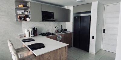 Alquiler de apartamento (SIN AMOBLAR) en 8tvo Piso con balcón privado, vista a las montañas y piscina.
2 habitaciones: Principal con walking closet, Baño privado y Espacio para cama Queen, segunda con closet empotrado 
2 Baños con acabados de lujo, Zona de estudio + Sala- comedor  

Cocina integral de lujo con estufa a Gas, extractor y espacio para nevecon, Luces LED en todo el apartamento, piso en cerámica , fresco y fácil de mantener.

incluye: Calentador BOSH, 2 Aires acondicionados, chapa digital inteligente con acceso con huella dactilar 

conjunto con piscina, salon social, juegos infantiles, zona de mascotas, senderos ascensor y parqueadero comunitario.
Samuel Morales 3188759735 samuelm.velozainmobiliaria@gmail.com