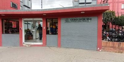 Acogedor apartamento ubicado en Favidi Kennedy, con excelente acceso a vías principales como la Calle 13, la Avenida Boyaca y la Avenida Guayacanes. La zona cuenta con parques cercanos ideales para disfrutar del aire libre, caminar o ejercitarse, además de una amplia oferta de transporte público. Es una opción ideal para en familia o pareja. En los alrededores encontrarás colegios, jardines infantiles, bancos, supermercados, clínicas y una variada oferta comercial. El conjunto ofrece vigilancia 24 horas y otras comodidades. El apartamento se distribuye en tres habitaciones, un baño, sala, comedor y cocina integral, brindando un espacio cómodo y funcional.  Cualquier información adicional contáctenos al número 3114955765 o al correo electrónico marina.bernalinmobiliariabogota.com El equipo de Inmobiliaria Bogotá está comprometido a brindar una experiencia de vida excepcional para nuestros clientes desde el momento en que se unen a nuestra comunidad.                                    