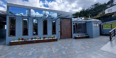 "Casa nueva en arriendo en Don Diego!

Se ofrece en arriendo una casa nueva ubicada en un prestigioso lugar de Don Diego, via La Fe, a solo:

- 5 minutos del Retiro
- Facil acceso a vias principales

La propiedad cuenta con:

- Area construida de 200 metros cuadrados
- Lote de 500 metros cuadrados
- 4 habitaciones amplias y comodas
- 1 vestier
- 2 closet
- 2 banos para una mayor comodidad
- Zona de ropa
- Comedor amplio
- Parqueadero cubierto para 3 carros

Todo lo que buscas en un solo lugar. Un lugar ideal para vivir y disfrutar de la comodidad y la tranquilidad.


Contactanos para obtener mas informacion y agendar una visita!"