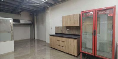 Local comercial en venta en un lugar único y estratégico, ubicado en la hermosa ciudad de La Ceja, Antioquia. Con un área construida de 72 M2, este local cuenta con todas las características necesarias para ser tu próximo punto de venta. En su interior, este amplio local cuenta con 1 baño para la comodidad de tus clientes y empleados. Además, cuenta con servicios de agua y electricidad, lo que permitirá el funcionamiento adecuado de tu negocio desde el primer día. En cuanto al suelo, este está revestido con cerámica o mármol, lo que le brinda un toque de elegancia y fácil mantenimiento a tu local. Por otro lado, su ubicación externa es inmejorable. Con acceso pavimentado, este local se encuentra en una zona urbana en constante crecimiento, rodeado de colegios y universidades que atraen a una gran cantidad de público en busca de servicios y productos de calidad. Además, cuenta con parques cercanos ideales para atraer a familias y personas en busca de un momento de esparcimiento. Además, al estar ubicado sobre una vía principal, tu local estará en constante exposición ante el tránsito y público, lo que aumentará su visibilidad y posibilidad de atraer clientes potenciales. Además, su cercanía al transporte público lo hace de fácil acceso para tus clientes. Su ubicación exterior también es un gran atractivo, ya que se encuentra en una zona comercial en constante crecimiento. Rodeado de centros médicos y otros negocios, tu local se posicionará en un lugar estratégico para atraer a una gran cantidad de público. Con todas estas características, este local ofrece una gran oportunidad para invertir en un lugar de alta demanda y crecimiento en la ciudad de La Ceja. ¡No pierdas la oportunidad de poseer este local y hacer crecer tu negocio en un lugar privilegiado!
