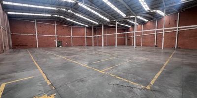 Excelente bodega ubicada en la zona industrial de Mosquera, con un área total de 1.799 m², distribuidos en 1.426 m² en primer piso, 126 m² de mezzanine, 92,65 m² de zona de parqueo y 155 m² de patio de maniobras. Su diseño funcional y su altura libre de 12 metros permiten un óptimo aprovechamiento del espacio para almacenamiento o procesos industriales.

La bodega cuenta con energía eléctrica de 440 KVA y gas natural industrial, ofreciendo la infraestructura ideal para empresas manufactureras, logísticas o de distribución que buscan eficiencia y facilidad operativa en un entorno estratégico cercano a Bogotá y las principales vías de acceso.