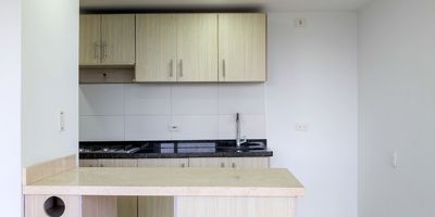 Conjunto Residencial Granate ofrece un acogedor apartamento con 3 habitaciones, todas con clóset; la principal incluye vestier y baño privado. Cuenta con sala-comedor amplia, cocina semi-integral, zona de oficio y un segundo baño auxiliar. El conjunto ofrece excelentes zonas comunes como salón social, piscina, juegos infantiles y cancha múltiple. Ubicado en Ciudad Meléndez, una zona de crecimiento y alta valorización, con fácil acceso a transporte, comercios y servicios. Ideal para vivir con comodidad y tranquilidad.