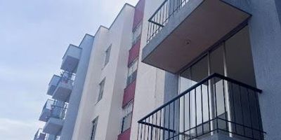 Se vende hermoso apartamento en Conjunto Cerrado San Juan de la Sierra  de 66 m2   11 M2 parqueadero cubierto cerca al ascensor, ubicado en el piso 2. Consta de 3 habitaciones closets en madera, la principal con baño, baños auxiliar completo, divisiones en acrílico, cocina integral con puertas de madera, salón comedor, balcón, calentador de agua de paso a gas, zona de ropas con tendedero.El conjunto cuenta con planta eléctrica, piscina, juegos infantiles, cancha múltiple, gimnasio, salón social y una plazoleta para caminar.Está muy bien ubicado y cerca de todo: transporte, centros comerciales, colegios y guarderías. 