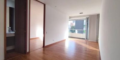 Excelente y acogedor Aparta estudio semi loft, 2 baños, cocina abierta integral, parqueadero, con una ubicación privilegiada sobre la superior, contiguo al mall platinum superior, cercano al centro comercial el tesoro, cómodas y amplias vías de transporte, acabados modernos, contacto Dorian Monsalve cel 3195353134.