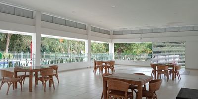 Excelente oportunidad de adquirir hogar familiar en exclusivo Conjunto Residencial del Vergel,  permite disfrutar de espacios amplios y generosamente pensados y entorno con equipamiento de servicios y amenidades sin dejar de lado exclusividad residencial y valorización en ascenso permanente. En sus 450 M2 área total y 375 M2 construídos , la casa ofrece una distribución agradable y bien pensada : 1er. Estudio baño, social, sala comedor, Estar de TV, cocina amplia, comedor auxiliar, cuarto últil,  zona de ropas, habitación servicio con baño, terraza amplia, zona verde, Jacuzzi con ducha y baño . 2º. 3 habitaciones cada una baño y closet, la principal, vestiier  , baño 2 balcones y estar de alcobas. 2 parqueaderos, bordeada por cerca viva, 3 tanques reserva agua. Zonas comunes : Piscina climatizada, salón social, gimnasio, canchas tennis, múltiple, parque infantil, BBQ, sendero por entre árboles, jardines, etc