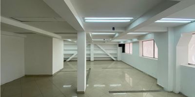 Arriendo oficina en huapango con area aproximada de 70m2 

cuenta con un espacio abierto, una oficina, 2 baños 

