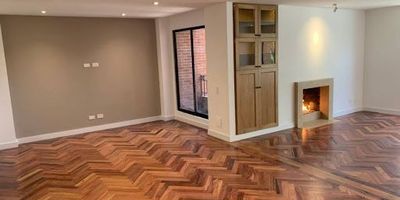 Hermoso apartamento en el chico ,con una gran iluminación,buenos espacios y distribución, dos garajes de uso exclusivo  ,deposito .Sector tranquilo cerca a transporte ,buenas vías  de acceso .
