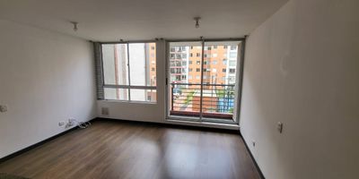 ¡Oportunidad de venta en Conjunto San Simón La Quinta!

Se vende acogedor y moderno apartamento en excelentes condiciones, ubicado en un conjunto residencial tranquilo, seguro y con completas zonas comunes.
El inmueble cuenta con:

3 habitaciones amplias con buena iluminación natural

2 baños en perfecto estado

Sala-comedor de espacios cómodos

Cocina funcional y bien distribuida

Ascensor en la torre para mayor comodidad

El conjunto ofrece seguridad privada 24/7, piscina, áreas sociales ideales para el descanso y la convivencia, además de zonas verdes muy bien mantenidas.

Un lugar perfecto para vivir en un entorno familiar y agradable.
¡Contáctanos para agendar tu visita!