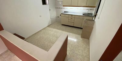 Arriendo hermoso apartamento en robledo villa flora de 40m2 aproximadamente. Cuenta con habitacion independiente con closet, sala comedor, 1 baño cabinado, cocina semi integral con red de gas y balcon en piso 2. Excelentes rutas de transporte, cerca al instituto ferrini. El valor del canon incluye agua (solo paga energia y gas) e incluye parqueadero para moto. Se permite maximo una pareja sin perros.