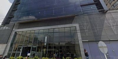 Oficinas en edificio inteligente un solo ambiente, zona empresarial y financiera, cuenta con 2 parqueaderos cubiertos, parqueo para visitantes, zonas comunes, 2 modernas salas de reuniones para 45 a 64 personas, 2 terrazas comunales, lobby, cuenta con citofonía y control de acceso digital, ascensores inteligentes, salones para videoconferencias, cuenta con cocineta en ambiente familiar, cableado estructurado, los baños son comunales, cuenta con 6 ascensores. Buen transporte público por la Calle 10, cerca de la Autopista y Avenida Suba.