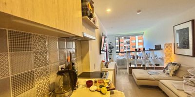 Moderno apartaestudio ubicado en conjunto residencial en Chapinero Alto. El apartaestudio cuenta con muy buena iluminación natural al ser exterior. Cuenta con cocineta eléctrica, zona de estudio, baño completo y cómoda zona de habitación.El conjunto cuenta con ruta circular para facilitar el transporte. Adicionalmente cuenta con: Zonas húmedas: jacuzzi, sauna y turco, gimnasio de 2 pisos, coworking, sala de proyección audiovisua, sala de juegos (billar, pimpón, juegos de mesa), zona de lavandería, 3 terrazas con vista panorámica, Zona BBQ.