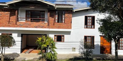 Casa en VENTA de 3 habitaciones, sala de tv, cuarto útil, garaje cubierto eléctrico, sala comedor, cocina integral, 3 baños, cuarto útil o cuarto de servicio, sala de estar para tv - oficina.