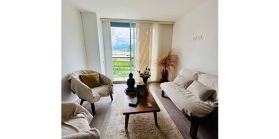 Descubre este acogedor apartamento de 77.80 m², ubicado en un conjunto con todas las comodidades y una hermosa vista a la montaña.

Características principales:


 
 Área privada: 77.80 m²
 
 
 3 habitaciones
 
 
 2 baños
 
 
 Habitación principal con vestier y balcón
 
 
 Segundo balcón adicional
 
 
 Sala-comedor
 
 
 Cocina y zona de lavandería
 
 
 Parqueadero cubierto
 
 
 Vista a la montaña
 


Zonas comunes:


 
 Piscina
 
 
 Gimnasio
 
 
 Cancha múltiple
 
 
 Parque infantil
 


Valor: $465.000.000
