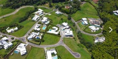 ✨ Vive el privilegio de la exclusividad en Pereira ✨

 

En el corazón de Cerritos, la zona más prestigiosa y con mayor valorización de Pereira, se encuentra este espectacular lote de 2.955 m² dentro del Condominio Malabar, reconocido como el más exclusivo y top de la ciudad.

 

Disfruta de la tranquilidad, el clima perfecto y las vistas majestuosas que solo el Eje Cafetero puede ofrecer. Este lote es el lienzo ideal para construir la casa de tus sueños, rodeado de naturaleza, elegancia y un ambiente de alto nivel.

 

El Condominio Malabar ofrece seguridad 24 horas, acceso controlado, amplias zonas verdes, senderos ecológicos y un entorno de lujo donde la paz y el confort se fusionan con la modernidad.

 

Vivir aquí es más que tener un hogar: es disfrutar de la mejor calidad de vida en Pereira, una ciudad vibrante, cálida y con un crecimiento incomparable.

 

? Área del lote: 2.955 m²

? Ubicación: Cerritos – Condominio Malabar, Pereira

? Diferencial: El condominio más exclusivo y valorizado de la ciudad
