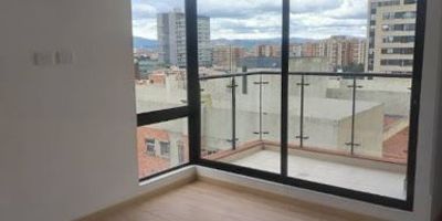 Queremos darte a conocer este acogedor inmueble de 50 metros cuadrados aproximadamente, es un apartaestudio el cual costa de 1 habitación, closet, vestier, espacio para sala comedor, 2 baños el privado y el social, cuenta también con un balcón y una ventana también te ofrece un espacio para zona de ropas, cuarto útil, cocina semi integral, piso en madera laminada, parqueadero propio cubierto. Ubicado en sector de Bella Suiza, estratégico, cerca de Éxito, Universidad El Bosque y Avenida Calle 127, con fácil acceso a transporte y servicios.