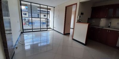 Apartamento de 55 m2 en segundo piso, 2 alcobas, 2 baños, 2 clósets, sala comedor, cocina integral, barra americana, red de gas, patio y piso en porcelanato.  Ubicado a media cuadra de la avenida guayabal. Supermercados y transporte público cercano.
Si deseas más información puedes escribir al WhatsApp 3052957899