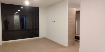 Se arrienda acogedor apartaestudio de 45 metros cuadrados aproximadamente, con excelente distribución, cuenta con 1 habitación independiente, sala comedor, 2 baños cabinados, cocina semi integral, espacio para zona de ropas y ventanal que brinda gran iluminación natural. Además, dispone de depósito y parqueadero cubierto. Ubicado en sector estratégico en el barrio Bella Suiza, cerca de Éxito, Universidad El Bosque y Avenida Calle 127, con fácil acceso a transporte y servicios.