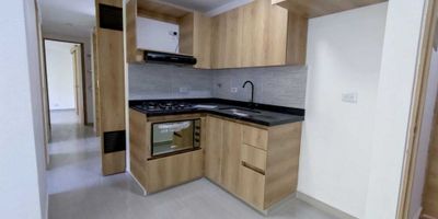 Este hermoso apartamento para alquiler se encuentra ubicado EN PARTE ALTA DE  PAN DE AZUCAR  (SABANETA), rodeado de un entorno tranquilo y seguro. Con una privacidad de 54 metros cuadrados, este apartamento te brinda un espacio cómodo y amplio para disfrutar y relajarte. Este acogedor apartamento cuenta con 3  alcobas, perfectas para garantizar el descanso y comodidad de todos los miembros de tu familia. Además, cuenta con 2 baños completamente equipados con agua caliente, uno de ellos ubicado en la habitación principal para mayor privacidad y comodidad. El apartamento también cuenta con un garaje privado para que puedas estacionar tu vehículo de manera segura. En su interior, encontrarás todas las comodidades necesarias para una vida cómoda y placentera. Desde agua y luz, hasta clósets empotrados y una cocina equipada con todo lo necesario para preparar tus comidas favoritas. Al salir del apartamento, podrás disfrutar de las comodidades y beneficios de su ubicación en una de las mejores zonas de la ciudad. Con acceso pavimentado y la comodidad de un ascensor, vivir aquí será muy fácil y cómodo. Además, podrás encontrar colegios y universidades cercanas para la educación de tus hijos, así como parques y zonas verdes para disfrutar del aire libre. La zona residencial cuenta con vigilancia las 24 horas del día, brindándote seguridad y tranquilidad para ti y tu familia. Y para tus visitantes, el edificio cuenta con parqueadero para que puedan estacionar sin preocupaciones.

 
