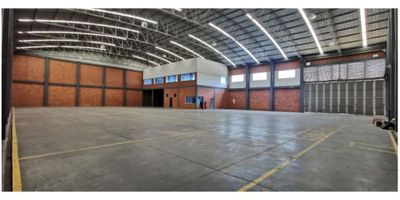 La propiedad cuenta con dos muelles a piso que permiten maniobras ágilmente, altura libre aproximada de 9,32 metros que favorece el almacenamiento en altura y circulación de maquinaria, y capacidad eléctrica instalada de 100 kVA. Los pisos tienen una resistencia de 10 toneladas por metro cuadrado, aptos para equipos pesados o estantería industrial.

En el primer nivel se encuentran dos baterías de baño para hombres y mujeres, recepción, cocineta y baño adicional. La bodega es amplia, muy iluminada y con circulación natural de aire. Dispone de excelente frente sobre vía principal, lo que facilita accesos y operación. Cuenta con diez parqueaderos propios y áreas administrativas distribuidas en dos niveles.

características generales
Altura libre: 9,32 m // Muelles: 2 a piso // Carga eléctrica: 100 kVA // Resistencia de piso: 10 ton/m² // Baños: 2 baterías // Recepción // Oficina y cocineta // Parqueaderos: 10 // Iluminación natural // Acceso sobre vía principal.
