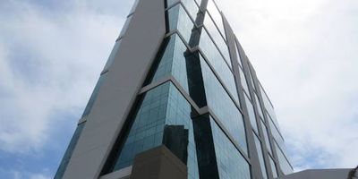 Excelente oportunidad de inversión inmobiliaria. Oficina ubicada en el norte de Barranquilla que actualmente se encuentra rentada, ofreciendo así un flujo de ingresos inmediato. Este edificio ha sido construido bajo altos estándares de resistencia y seguridad, lo que garantiza tranquilidad tanto a sus ocupantes como a sus propietarios. 