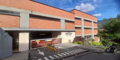 ? ¡Arriendo Apartamento Arboleda del Campo! ?

? Lo que te ofrece el apartamento (55 m²):


 
 ?️ 3 habitaciones cómodas (una con closet).
 
 
 ? 2 baños.
 
 
 ? Cocina integral mixta con red de gas.
 
 
 ?️ Sala comedor.
 
 
 ? Balcón.
 
 
 ? Zona de ropas.
 


? La unidad lo tiene todo para disfrutar: ¡No tendrás que salir de casa para divertirte!


 
 ?️ Gimnasio al aire libre.
 
 
 ? Zona BBQ para los asados del fin de semana.
 
 
 ? Zona especial para mascotas.
 
 
 ?️ Zona de camping y sendero peatonal.
 
 
 ? Espacios de lectura tranquilos.
 
 
 ? Plazoleta lúdica y casa de muñecas para los niños.
 


? Transporte y Facilidades: Excelente acceso al transporte público. Cuentas con rutas integradas que te conectan directamente con las estaciones del Metro de Niquía y Bello.

? ¿Te interesa? Escríbeme para más información o para agendar una visita.
