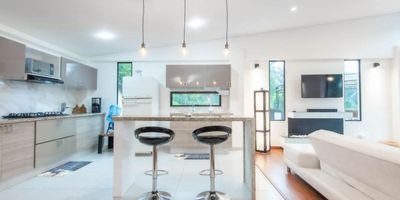 Te ofrecemos para arriendo,  esta hermosa casa, se encuentra ubicada en el sector Hacienda La Conejera; ideal para  las familias que quieran vivir en contacto con la naturaleza.,puedes elegirla sin amoblar o amoblada con un valor adicional .
La casa cuenta con un sistema  energético autosostenible, la energía de la casa  es 100% con paneles solares .
El conjunto residencial en el que se encuentra la casa cuenta con un acueducto propio, lo que garantiza un suministro de agua constante y seguro para los residentes. Además, el conjunto cuenta con áreas verdes y espacios comunes que fomentan la vida en comunidad y el cuidado del medio ambiente.

En definitiva, es una excelente opción para aquellas personas que valoran la sostenibilidad y el cuidado del medio ambiente.