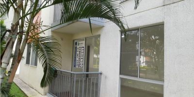 ARRIENDO apartamento en primer piso, muy fresco e iluminado en $900.000, ubicado en el conjunto residencial Los Naranjos MZ 5- Jamundi, cerca de vías principales como la avenida Sachamate y la avenida Cañas gordas, C.C Mall Verde natura y alfaguara, supermercados, estaciones de servicio y transporte público.

El conjunto cuenta con amplias zonas verdes, cancha de uso multiple, juegos infantiles, piscina para adultos y niños, salon social y vigilancia las 24 horas.

Requisitos, NO tener reporte en data crédito y tener ingresos por el doble del canon (titular y codeudor) mayor informacion llamar o escribir al  3112612246- 3184445096. 
