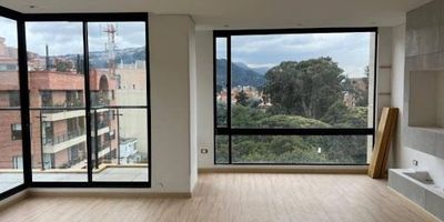 Hermoso y amplio apartamento de 137 metros cuadrados aproximadamente, cerca del Exito Country, Carrera Séptima, Universidad el Bosque, fácil acceso a transporte público, vías de acceso, paraderos del sitp, sector comercial, restaurantes, parques cercanos, paraderos del sitp, ubicado en el barrio Bella Suiza. Este inmueble costa de 3 habitaciones, cada una de ellas con su respectivo closet, espacio para sala comedor, 3 baños, estudio, balcón, ventanal, zona de ropas, deposito, cocina integral equipada con red y calentador a gas, piso en madera laminada, parqueadero propio cubierto ideal para tu vehículo y garantizar una mayor seguridad. 