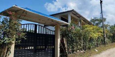 Se vende casa finca  inmueble rural finca san José vereda  Liberia municipio de viota departamento de Cundinamarca Casa de 2 niveles se encuentra distribuida de la siguiente manera    1 piso  podemos   evidenciar   2   alcobas  1 sala comedor   2 baños , pisos en concreto ,   2 nivel,  podemos encontrar  2 alcobas, 1 baño, sala comedor. Con cocina con gas propano   zona de lavado Área de parqueadero  ,la finca tiene  árboles  frutales espacio de jardín tanques de reserva la encomia del  municipio viota se basa principalmente en el sector  agropecuario los cultivos más importantes  incluyen café , plata , naranja maíz yuca cebolla tomate cilantro   guama papaya , etc AREA LOTE  3.500 M2   Y DE CONSTRUCCION  107M2  