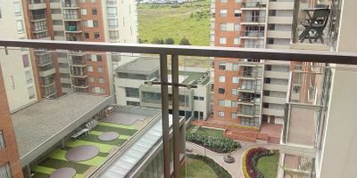 Apartamento con 3 Alcobas 2 baños, 1 parqueadero cubierto, 1 Depósito, 1 Estudio, Cuarto de Ropas, Cocina Integral, Balcón, En Piso 11 vista interior, Piso laminado, Cortinas, Completo Club House, BBQ