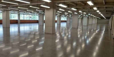 Codigo 29099. Oficina en arriendo ubicado en Medellin sector Guayabal Características:• 1 nivel• Espacios abiertos y modulares• Iluminación natural• Altura: 2.7 m aprox.• Servicios completos• 6 baños comunes• 6 baños privados• Parqueaderos: 18 privados / 7 visitantes• 2 ascensores• Capacidad eléctrica: industrial (voltaje no especificado)Descripción:Esta oficina de 1165 m² en el sector Guayabal ofrece una combinación ideal de amplitud, flexibilidad y ubicación estratégica. Un inmueble pensado para empresas que valoran espacios eficientes, con distribución adaptable para call centers, operaciones corporativas o centros administrativos.La propiedad cuenta con áreas abiertas que permiten organizar equipos numerosos, crear estaciones de trabajo o integrar zonas colaborativas. La iluminación natural y la altura generosa aportan un ambiente de trabajo cómodo, ideal para mejorar la productividad.Entorno:– A pocos minutos de la Estación del Metro El Poblado– Cercana a Avenida Guayabal, Terminal del Sur y Calle 10– Zona con amplia oferta de restaurantes, comercio y servicios– Rutas de transporte público con excelente cubrimientoZonas y facilidades del edificio:Seguridad, ascensores, parqueaderos de visitantes, administración organizada y entorno empresarial consolidado.Nota:Canon: $86.127.000 + IVA