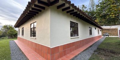 Casa en arriendo en Marinilla!

Se ofrece en arriendo una casa ubicada en Marinilla, con las siguientes caracteristicas:

- 5 habitaciones amplias y comodas
- 3 banos para una mayor comodidad
- Zona de parqueaderos
- Zonas verdes
- Closet
- Terraza
- Cocina integral con acabados de alta calidad

La casa es ideal para familias o personas que buscan un lugar tranquilo y comodo para vivir.


Contactanos para obtener mas informacion y agendar una visita!"