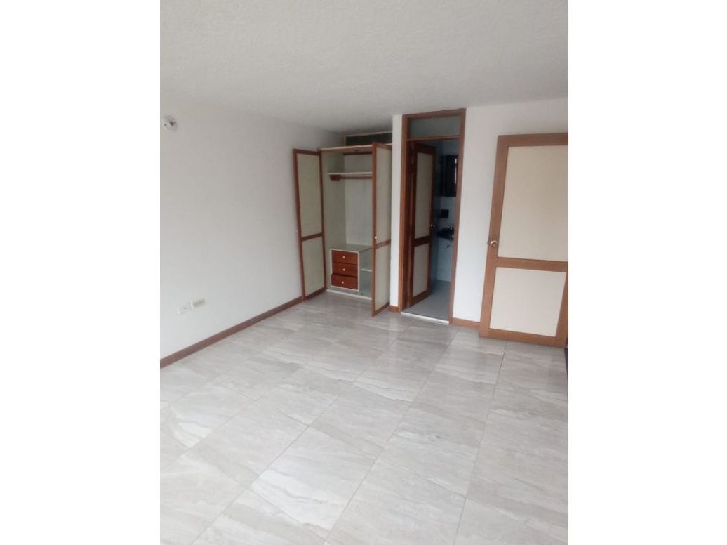 Casa de 8 alcobas en venta en La Europa, Bogotá, 332 m² · foto 9 de 20