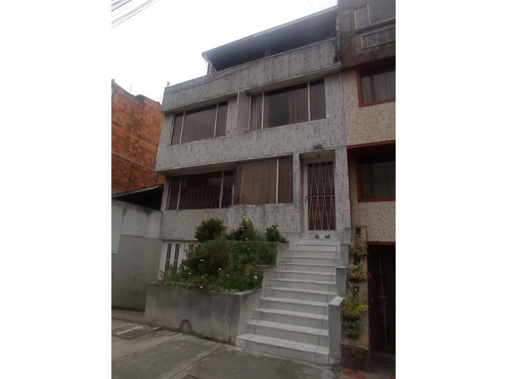 Casa de 8 alcobas en venta en La Europa, Bogotá, 332 m² · foto 2 de 20