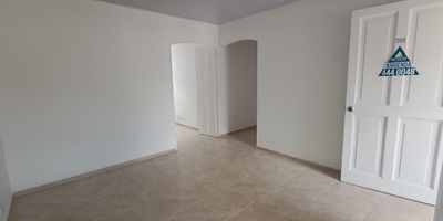 Apartamento en Arriendo  Buenos Aires
Este acogedor apartamento en el sector de Buenos Aires te ofrece espacios comodos, funcionales y llenos de luz natural, ideales para disfrutar cada dia con confort.

El inmueble cuenta con 2 habitaciones, 1 bano, 2 closets, sala-comedor, cocina integral, balcon con excelente vista, patio y zona de ropas.

Su ubicacion es privilegiada, con cercania al Hospital de Buenos Aires, la estacion Buenos Aires del tranvia, y facil acceso a servicios, transporte publico y zonas comerciales.