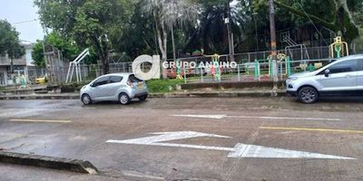 Predio en Venta Completo en Barrancabermeja, Casa y apartamentos
Casa de un nivel con dos pisos más conformados por dos apartamentos y terraza. Venta del predio completo
