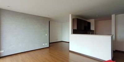 Apartamento en arriendo ubicado en Envigado, sector Esmeraldal. Consta de 2 habitaciones, 2 clóset, 1 vestier, 2 baños cabinados, sala-comedor, cocina integral, zona de ropas, balcón, cuarto útil, 2 parqueaderos cubiertos . Se encuentra en zona residencial tranquila, una zona llena de naturaleza y tranquilidad. Está cerca a vías de acceso como la Transversal Intermedia, la Loma del Chocho y la Loma del Escobero. A 3 minutos caminando encuentras supermercados como D1, OXXO, La Vaquita, entre otras tiendas, y el Smart Fit de la Intermedia. Cuenta con buena ruta de transporte público.