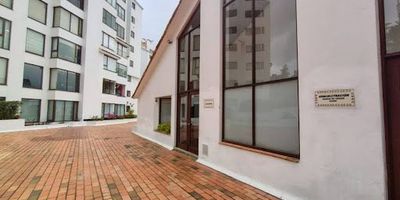 Espectacular apartamento en Gratamira con excelentes vías de acceso como la AV Boyacá, la CLL 138 y la KRA 72, que facilitan la movilidad hacia diferentes puntos de la ciudad. Con una amplia área de 152 m, este inmueble ofrece una sala y comedor con chimenea, grandes ventanales que permiten disfrutar de una excelente iluminación natural y de hermosos atardeceres. Dispone de tres habitaciones con clóset, la principal con walking closet, tres baños, zona de estudio, cocina integral equipada y zona de servicio independiente. El conjunto residencial ofrece completas zonas comunes, entre las que se destacan cancha de squash, gimnasio y áreas sociales ideales para el descanso y la recreación familiar. Cualquier información adicional contáctenos al número 318 4143634 o al correo electrónico patricia.tovarinmobiliariabogota.com. 