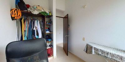 Apartamento en venta de 55m2, con vista exterior, ubicado en un 5to piso (Torre 8 Apto 507), acceso por escalera. Consta de 3 habitaciones, 2 baños, sala comedor, cocina y zona de lavandería. Tiene piso cerámico en todas sus zonas. La unidad cuenta con piscina, salón social, zonas verdes, zona para niños y vigilancia privada las 24 horas. Cerca a centro comercial Premier Limonar; cerca a almacenes de cadena como Súper Inter; cerca a Colegio Técnico Juvenil del Sur ; cerca a universidad Univalle y USC; cerca a estación del MIO (Melendez); Vías de acceso por Carrera 99 y Calle 2A.
