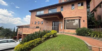 casa campestre en la calera.
3 habitaciones todas con baño privado.
habitacion del servicio con baño privado.
baño social.
sala u comedor independiente.
estudio.
cocina integral.
4 parqueaderos y cuarto útil.
valor 16.000.000
para mayor información 3242190444