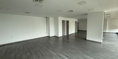 oficina 92 m2
1 parqueadero.
2 baños privados.
cocineta.
parqueadero de visitantes.
seguridad 24h
aire acondicionado.
sobre vía principal.
valor 7.200.000 + IVA
para mayor información 3242190444