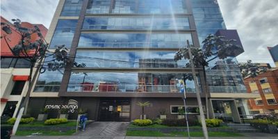 Ubicada en uno de los sectores más exclusivos y estratégicos de la ciudad,  a 4 cuadras de la Av Suba y a 6 cuadras de la calle 100, tiene una espectacular entrada de luz natural, una vista despejada y tranquila, esta moderna oficina de 75 m² ofrece un espacio ideal para empresas o profesionales que buscan comodidad, buena ubicación y una imagen corporativa destacada.

Características principales:
    •    Área: 75 metros cuadrados
    •    2 parqueaderos privados en linea 
    •    Depósito incluido
    •    Baño privado
    •    Acceso a azotea y zona para comer

El edificio Cosmopolitan 106 PH cuenta con excelentes estándares de seguridad, acceso controlado y un entorno moderno que favorece la productividad y el bienestar.
