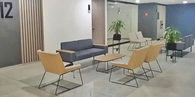 El consultorio esta ubicado en una zona estrategica, a pocos pasos de la Avenida 33, la Avenida Las Palmas, la Avenida El Poblado y la Avenida Las Vegas. Su localizacion permite un acceso rapido desde diferentes puntos de la ciudad. Ademas, se encuentra muy cerca de los centros comerciales San Diego y Premium Plaza, lo que facilita el estacionamiento y multiples servicios complementarios. Es un espacio moderno y comodo pensado para tu bienestar. Canon $5.600.000 IVA $1.064.000 Administracion incluida 