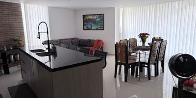 Apartamento en venta en el sector Los Alpes, una zona residencial tranquila y muy apetecida. Disfruta de una hermosa vista y de la cercania a restaurantes, iglesias, centros comerciales, gimnasios y el Club del Comercio. Edificio con 6 años de construido, de tradicion solida y con excelentes zonas comunes.

El conjunto ofrece zona humeda, zona BBQ y salon social. El apartamento cuenta con una distribucion amplia y funcional:

Apto de 125 m2
3 habitaciones
1 baño social
2 baños con ducha
Sala comedor
Patio de ropas
Balcon en la sala
2 parqueaderos cubiertos
1 deposito

Valor de venta: 650 millones.