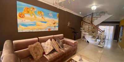 Casa residencial sector Barrio Santa Mónica. Buen estado finos acabados ,patio ,terraza y jardín, cerramiento en hierro, vigilancia armada 7/24.

Tipo Dúplex ,cuadra residencial con senderos y áreas verdes.
A pocos pasos del Centro Comercial Viva.