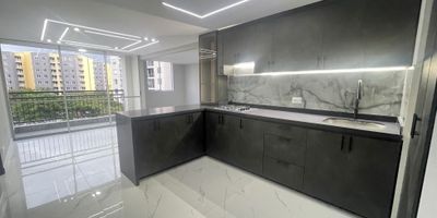 Apartamento en Alquiler, Ubicado en el Conjunto Residencial Nuqui. 

Cuenta con 2 habitaciones la principal con vestier y baño y privado, baño de alcobas, sala comedor amplios con acceso al balcón con linda vista, espacio para estudio y sala de tv, cocina amplia integral y zona de oficios independiente. 

Servicios Independientes. 

Parqueadero comunitario. 

La unidad cuenta con, 2 salones sociales, piscinas para niños y adultos, parque infantil, gimnasio, portería 24/7, parqueadero para visitantes en bahía.

DA
