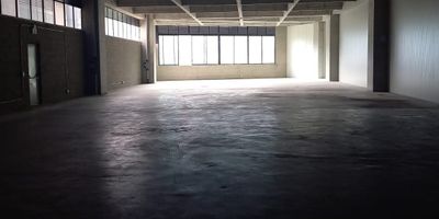Bodega industrial y de almacenaje en arriendo en entorno tranquilo, servicios complementarios y transporte público. Piso en mortero, 1 espacio, 1 baño, piso reforzado, 4 toneladas, energía trifásica, KVA 35 voltios, transformador, puerta camión, potencia alcanzada 75 kilovoltios, altura 4m2, ancho 4 m2, altura interna 6m2, zona de carga y parqueadero. Conjunto cerrado con vigilancia, portería 24 horas y circuito cerrado de TV. 
