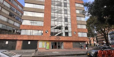 Oficina en venta en el exclusivo barrio El Lago. Espacio de 15 m² con baño interno, ideal para consultorios u oficina privada. El edificio es moderno, cuenta con recepción, ascensor y cómoda sala de espera con dos baterías de baños adicionales. Excelente ubicación, cerca de vías principales, transporte y servicios. Perfecta para profesionales que buscan un lugar funcional, elegante y bien ubicado para atender a sus clientes o pacientes en un entorno seguro y de alto nivel.